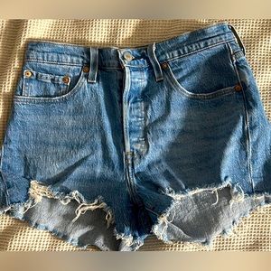 Size 28 High waisted Levi 501 shorts
